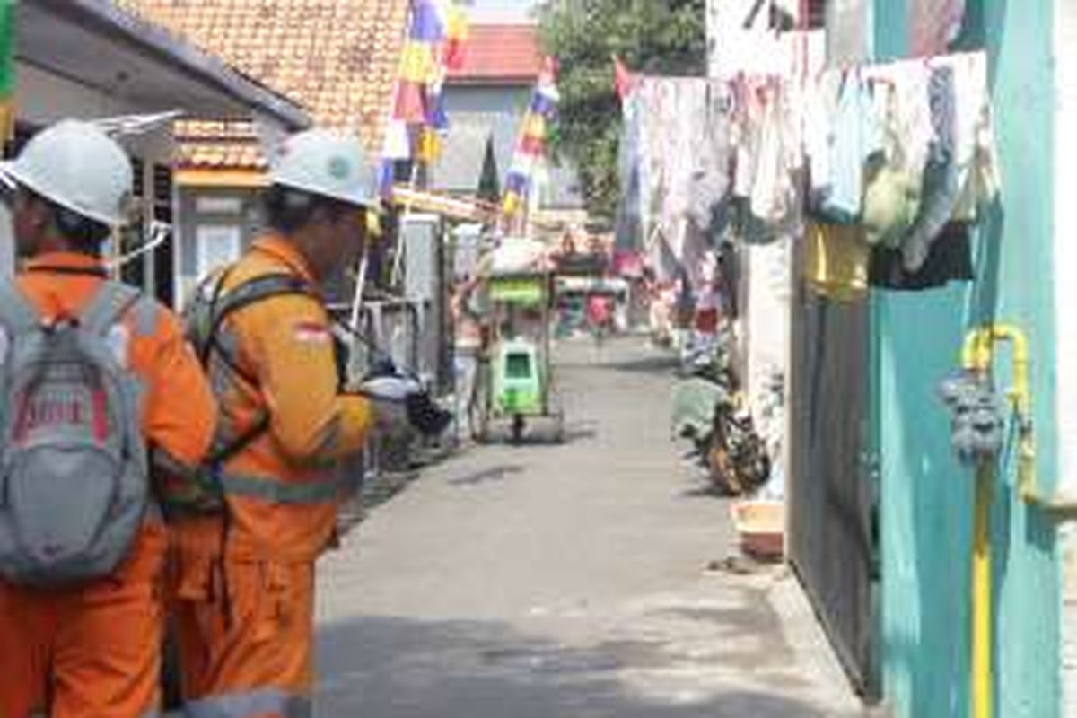 Dua petugas Tim Patroli Perusahaan Gas Negara (PGN) sedang berjalan di Kesambi, Cirebon untuk memastikan tdak terjadi gangguan pada saluran pipa gas alam, Rabu (17/8/2016).