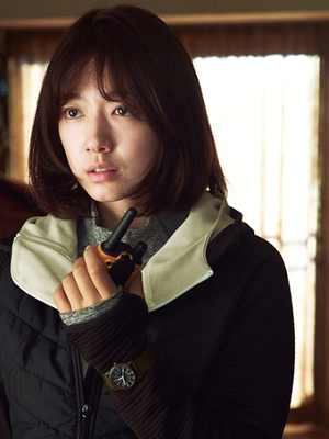Park Shin Hye berperan sebagai Yoo Bin, dalam film zombie thriller #Alive (2020).