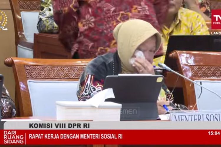 Tangkapan layar Menteri Sosial Tri Rismaharini menangis usai mendengarkan cerita tentang Bu Semi seorang lansia sebatang kara hidup susah, dalam rapat kerja Komisi VIII DPR, Selasa (19/3/2024).