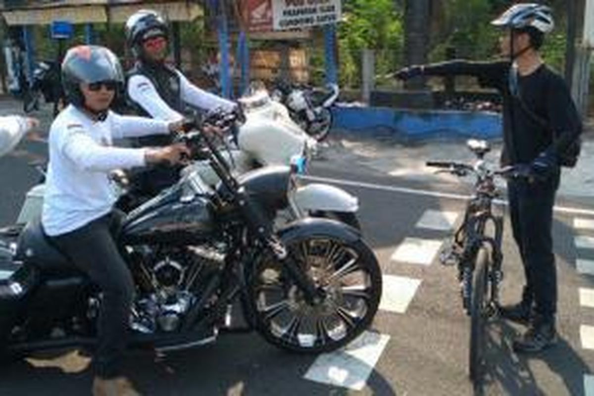 Foto dari warga Yogya: Erlanto Wijoyono saat menghadang konvoi Harley di Perempatan Condongcatur Depok Sleman