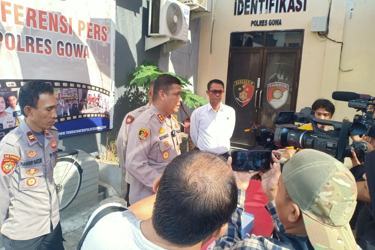 Aparat kepolisian Polres Gowa, Sulawesi Selatan menggelar press rilis terkait tindakan pencabulan terhadap sejumlah anak oleh seorang pria beristri, Senin (22/7/2024).