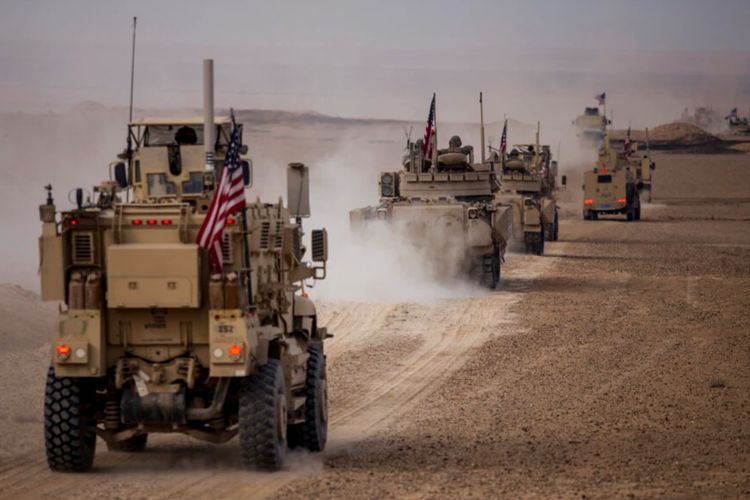 Konvoi militer AS melakukan latihan bersama dengan Pasukan Demokratik Suriah (SDF) di pedesaan Deir el-Zour di Suriah timur laut, 8 Desember 2021.