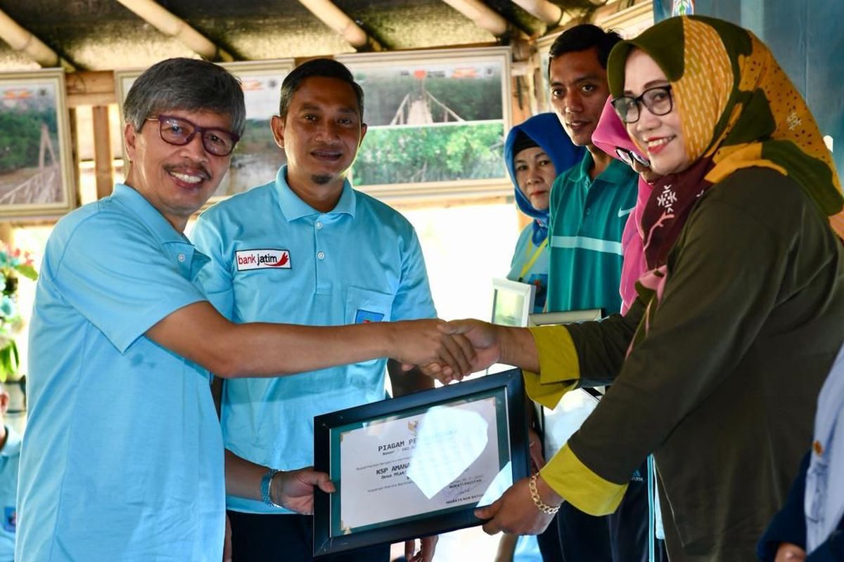 Deputi Bidang Usaha Mikro KemenKopUKM Eddy Satriya saat menghadiri Peringatan Hari Koperasi Nasional ke-75, sekaligus menyaksikan Penandatanganan PKS antara KUD Karya Tani dan KPRI Mulia Agung Sejahtera dengan PT Bintang Toedjoe, di Kawasan Wisata Watu Mejo Mangrove Park Dusun Kiteran Desa Kembang, Kabupaten Pacitan, Jawa Timur, Selasa (19/7/2022).