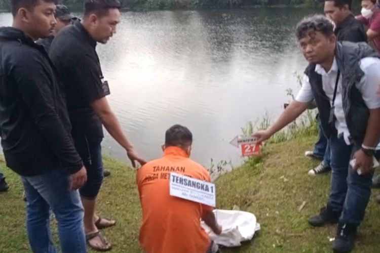 Sebanyak 27 Adegan Reka Ulang Diperankan Kedua Pelaku Kasus Pembunuhan Mayat dalam Karung di Legok Kabupaten Tangerang Provinsi Banten pada Kamis (2/6/2022)