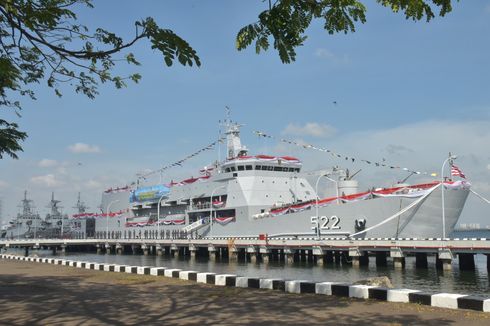 KRI Teluk Youtefa-522 Milik TNI AL Mampu Mengangkut 10 Tank Leopard