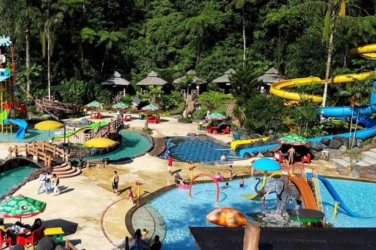 Safari Waterark, Taman Safari Bogor, Jawa Barat DOK, Shutterstock