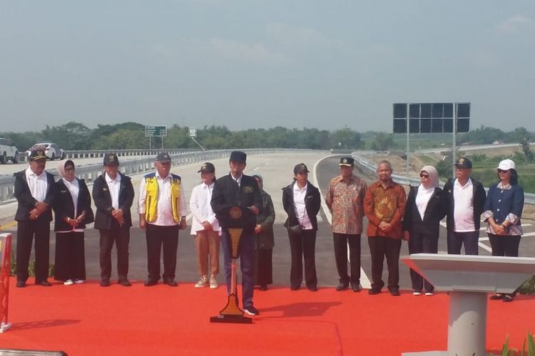 Peresmian empat ruas tol di Provinsi Jawa Timur oleh Presiden Joko Widodo di Km 671+500 Tol Bandar-Kertosono, Mojokerto, Kamis (20/12/2018).