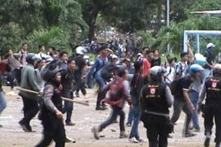 Sejumlah aparat kepolisian di Kabupaten Gowa, Sulawesi Selatan berupaya membubarkan tawuran antar mahasiswi Universitas Islam Negeri (UIN) Alauddin Makassar. Rabu, (24/12/2014).