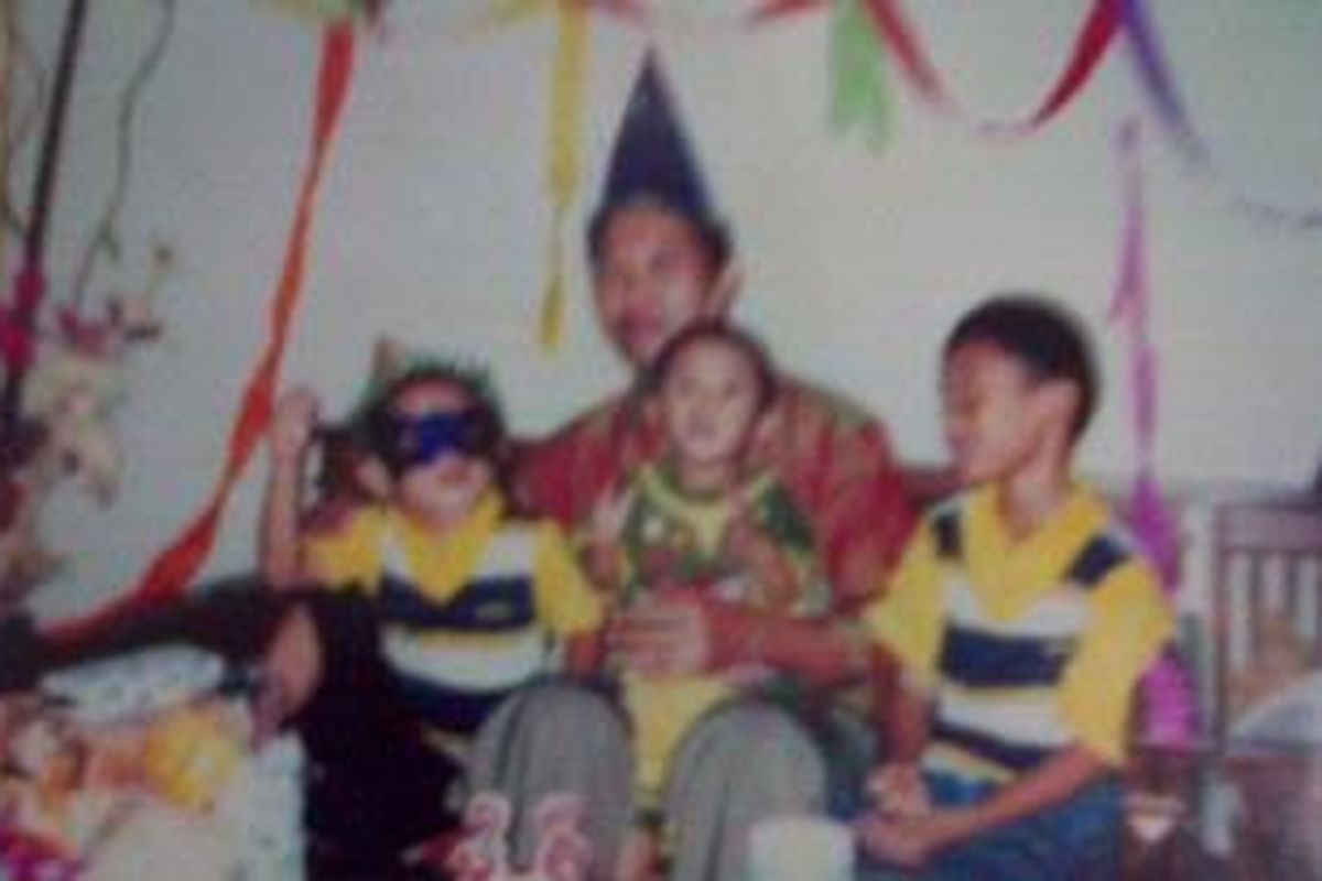 Foto Ali Zuin Mashar saat merayakan ulang tahun bersama ketiga orang anaknya.