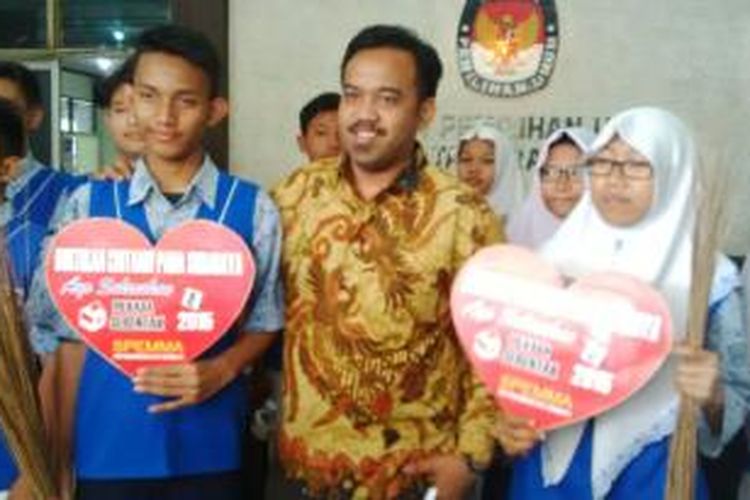 Siswa SMP beri sapu lidi kepada komisioner KPU Surabaya