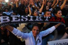 Para Pendukung Tim Sepak Bola Ikut Unjuk Rasa Anti-Erdogan
