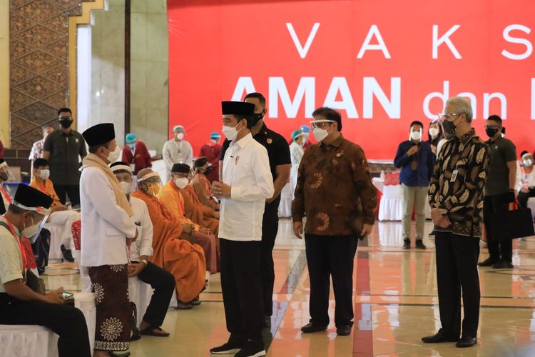 Presiden Joko Widodo menghadiri pelaksanaan vaksinasi terhadap para ulama, tokoh lintas agama dan para santri di Convention Hall, Masjid Agung Jawa Tengah (MAJT) pukul. 13.30 WIB, Rabu (10/3/2021).