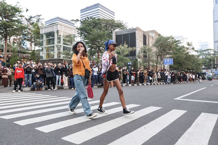 Suasana peragaan busana jalanan di kawasan Dukuh Atas, Jakarta, Rabu (20/7/2022).  Fenomena Citayam Fashion Week di kawasan Dukuh Atas mendadak viral karena gaya busana nyentik yang didominasi anak muda dari Depok, Citayam, dan Bojonggede.