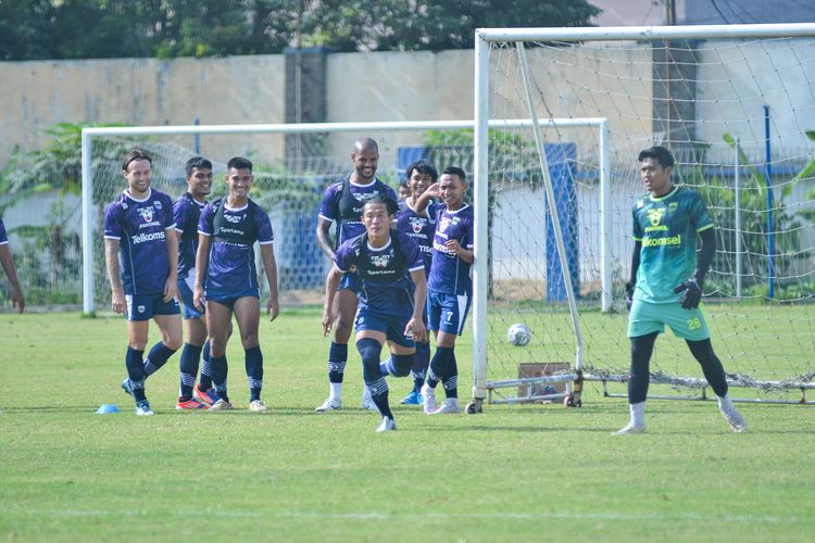 Para penggawa Persib menggelar persiapan di Stadion Persib, Sidolig, Bandung pada Jumat (22/7/2022) jelang turun di pertandingan pembuka Liga 1 2022-2023 melawan Bhayangkara FC. Laga Bhayangkara FC vs Persib akan digelar di Stadion Wibawa Mukti, Bekasi, Minggu (24/7/2022) malam WIB.