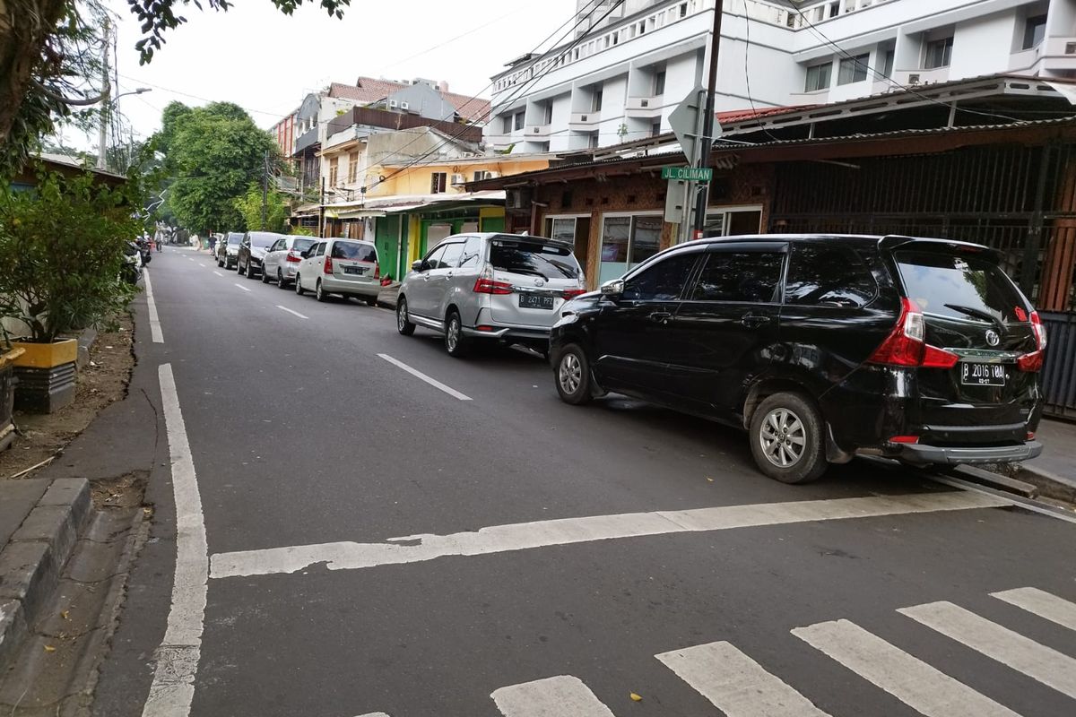 Sederet mobil parkir memakan bahu jalan di Jalan Ciliman, Menteng, Jakarta Pusat, Senin (10/7/2023).