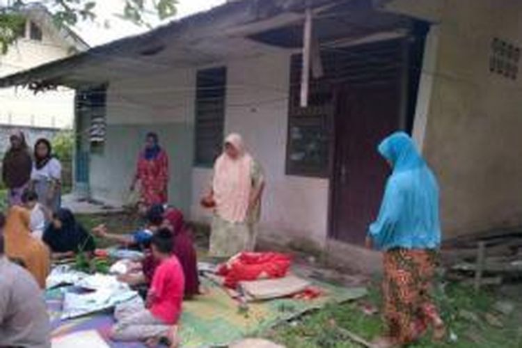 Ayub, 50, warga Desa Keude Lapang, Kecamatan Gandapura, Bireuen, ditemukan meninggal di dalam rumahnya setelah dua hari. Warga yang curiga, mendobrak rumah korban dan menemukan korban sudah tak bernyawa diduga karena serangan jantung. (DESI)