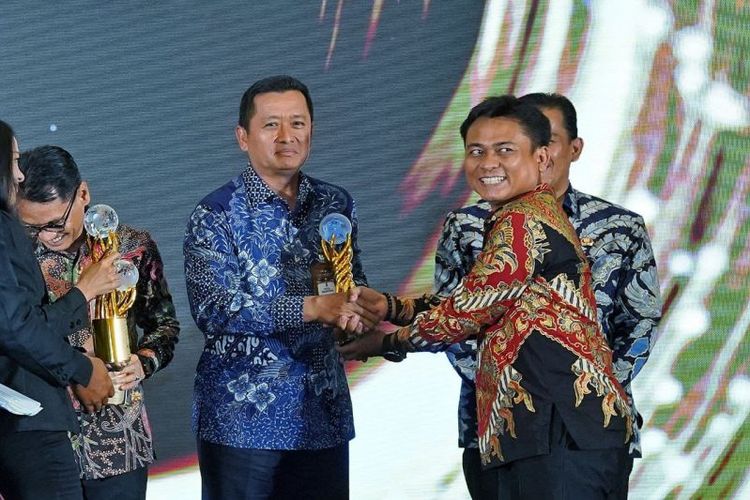 Sekretaris Daerah Kota Bandung, Ema Sumarna (tengah) menerima penghargaan Bhumandala Award 2023 di Badung, Bali, Selasa (7/11/2023). 