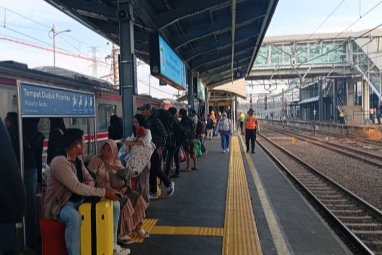 Tanpa Desak-desakan dan “War” KRL, Stasiun Tanah Abang Terasa Lega Pagi Ini
