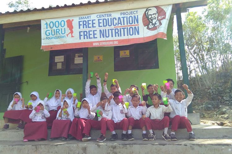 Siswa-siswi MIS Guppi Legundi menyantap makanan sehat bantuan KFC yang bekerja sama dengan 1000 Guru Foundation.