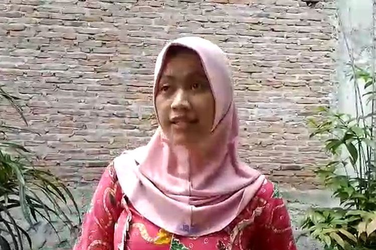 Andika Sari saat memberikan keterangan terkait demo yang menuntut dirinya mundur dari jabatan Sekdes