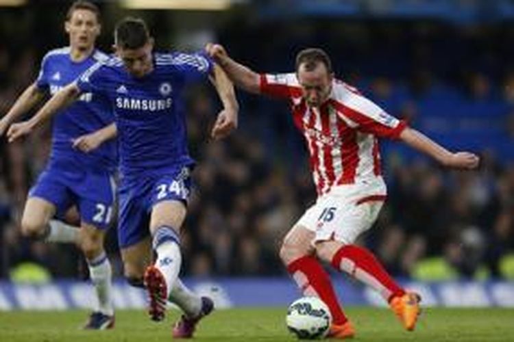 Gelandang Stoke City, Charlie Adam (kanan), mencetak gol dari jarak 62 meter saat berhadapan dengan Chelsea di Stadion Stamford Bridge, London, Sabtu (4/4/2015).