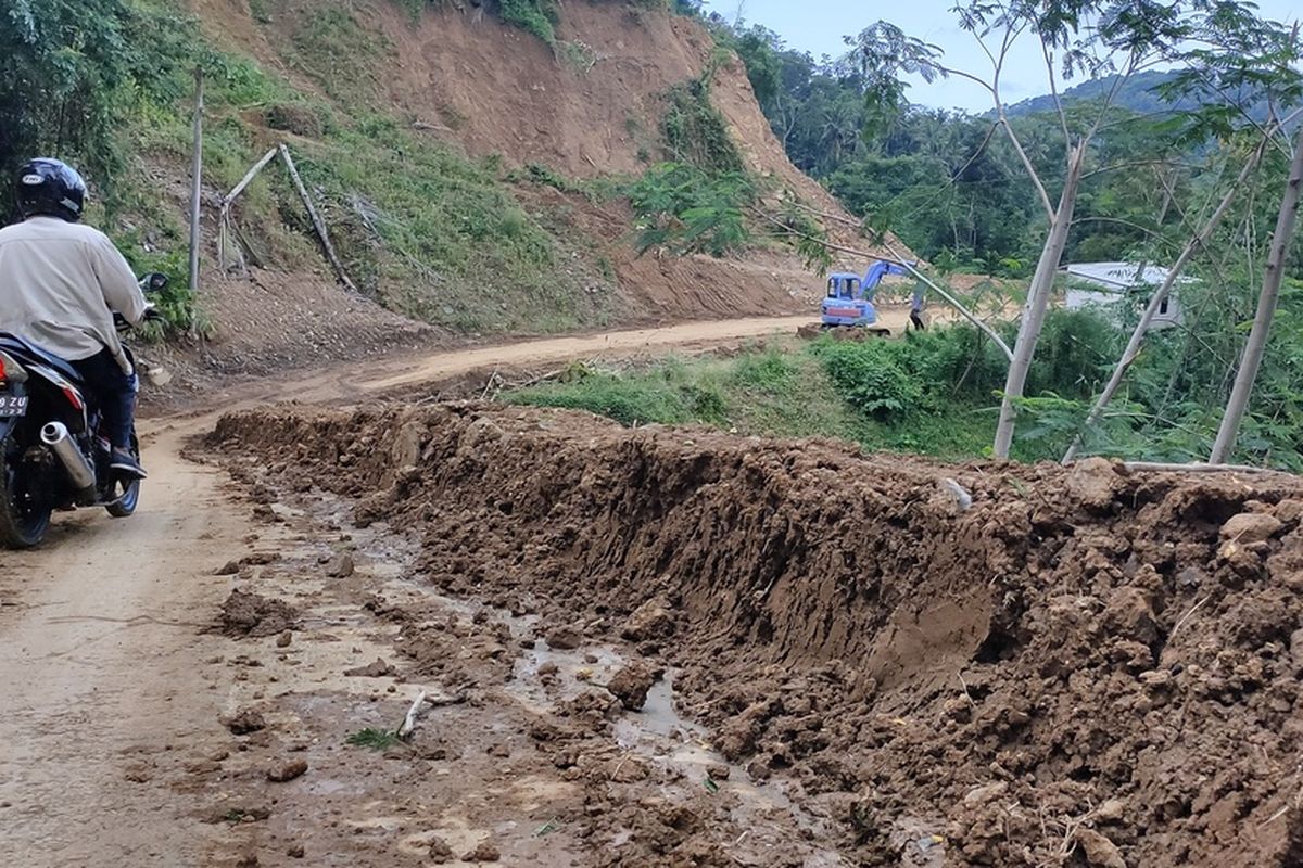 Akses jalan utama Plampang II - Plampang III dan Pedukuhan Sengir sudah terbuka dan bisa dilintasi roda dua sejak Sabtu (9/4/2022). Jalan ini sempat tertutup material tanah longsor akibat hujan deras, Kamis (31/3/2022) tengah malam. Selain mengganggu aktivitas warga di pegunungan Kokap, sebagian warga di tiga pedukuhan mengalami mati lampu hingga kini. Pemerintah desa menggenjot pemulihan situasi, terutama listrik dan akses warga.