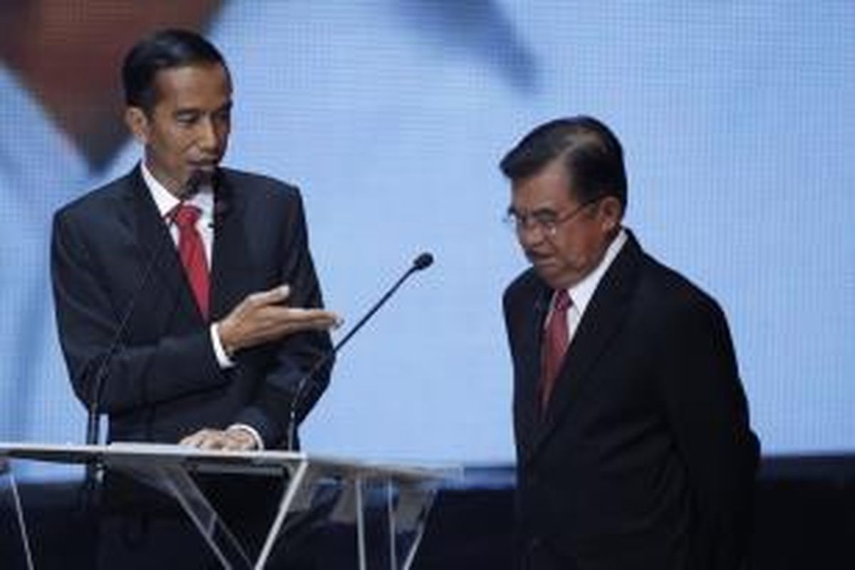 Pasangan calon presiden dan calon wakil presiden dari kubu koalisi Partai Demokrasi Indonesia Perjuangan, Joko Widodo - Jusuf Kalla memaparkan visi misi saat Debat Capres - Cawapres bertema Pembangunan Ekonomi, Pemerintahan Bersih dan Kepastian Hukum di Balai Serbini, Jakarta, Senin (9/6/2014) malam. Pemilu Presiden 2014 akan berlangsung 9 Juli 2014 mendatang.   