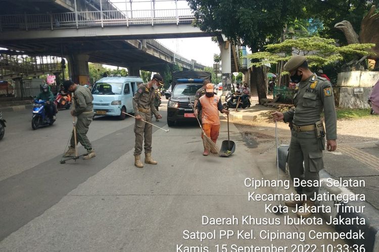 Satuan Polisi Pamong Praja (Satpol PP) Jakarta Timur menyisir Jalan DI Panjaitan, Jatinegara, Jakarta Timur, merespons laporan warga yang menyebut banyak kendaraan terkena ranjau paku di jalan tersebut. Operasi dilakukan pada Kamis (15/9/2022) siang.