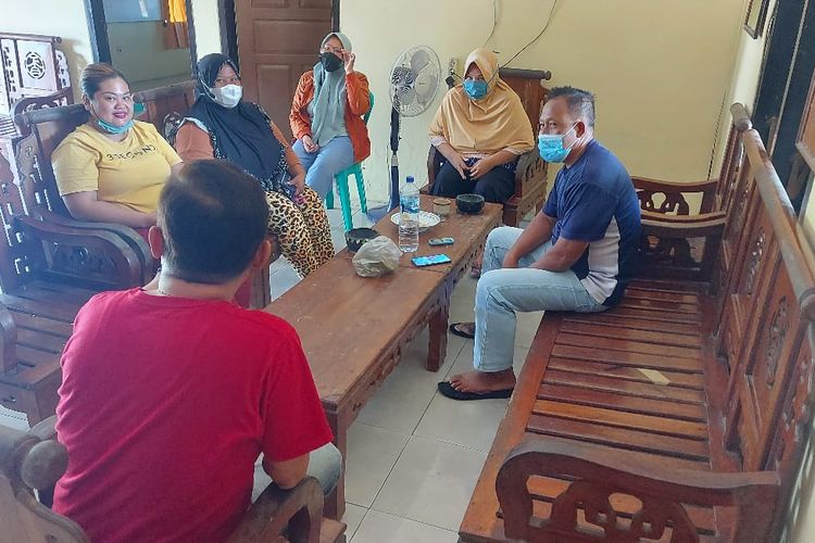 Warga Desa Sraten, Kecamatan Cluring, Kabupaten Banyuwangi, Jawa Timur, mengadu pada Polsek Cluring, terkait ulah penaguh utang yang menggedor pintu malam-malam, Jumat (4/1/2022).