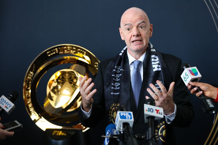 Presiden FIFA Gianni Infantino memberikan pidato dalam jumpa pers di Lincoln Financial Field pada 10 April 2025 di Philadelphia, Amerika Serikat