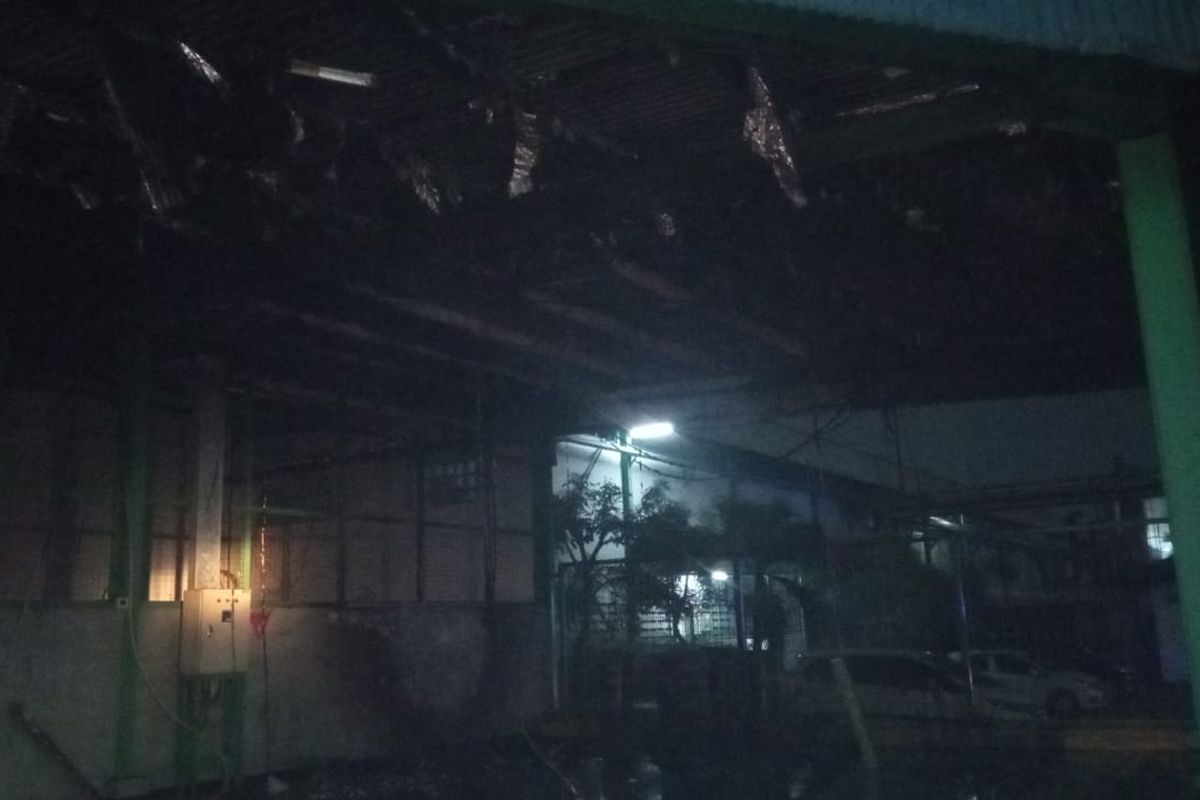 Gudang gas milik PT Indofood di Kampung Jarakosta, Desa Sukadanau, Cikarang Barat yang terbakar, Senin (15/5/2023) malam. Belum diketahui penyebab dari kebakaran tersebut.