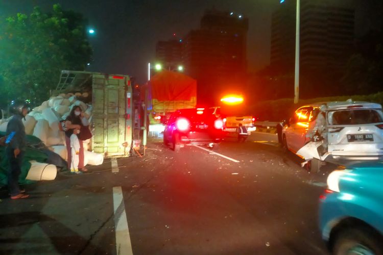 Terjadi kecelakaan yang melibatkan truk hingga minibus di area tol dalam kota arah Tomang pada Selasa (24/1/2023) sekitar pukul 03.30 WIB. Arus lalu lintas kini sudah berjalan normal kembali. 