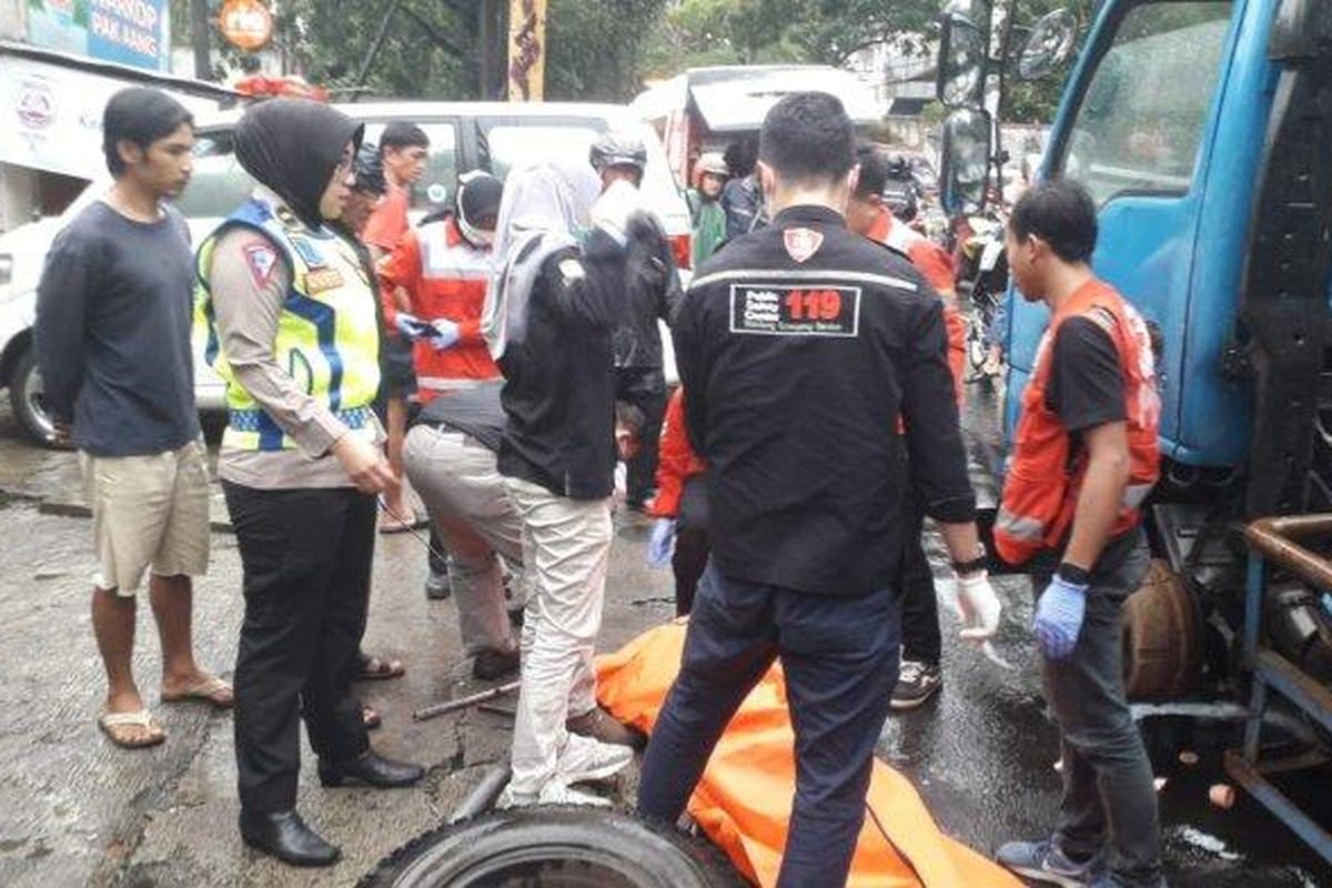Terjadi tabrakan antara sepeda motor dengan mobil minibus, di Jalan Setiabudhi, Kota Bandung Jumat (19/1/2024). 