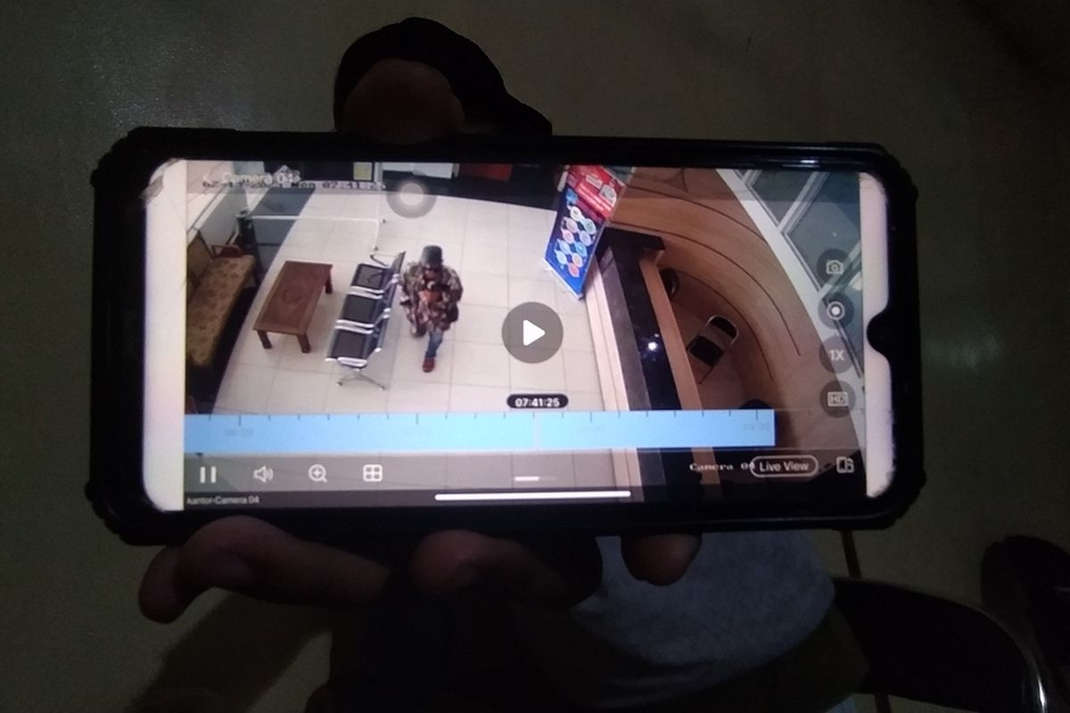Rekaman CCTV menunjukkan aksi pencurian di komplek perkantoran Pemkab Bandung Barat, Senin (13/2/2023).