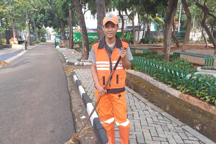 Bahar (38), petugas penanganan prasarana dan sarana umum (PPSU) Kelurahan Rawa Baru, Kebayoran Baru, Jakarta Selatan, yang baru terima uang rapel sejak Januari hingga Oktober 2023.