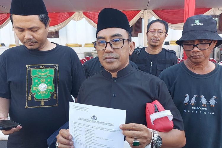 Pelapor pelecehan logo NU, Ali Mahfud di Mapolrestabes Surabaya, Jumat (21/6/2024).