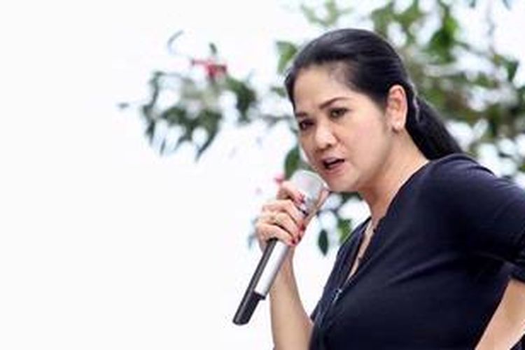 Vina Dewi Sastaviyana Panduwinata atau Vina Panduwinata menjalani gladi resik untuk pertunjukan Aquaphoria di Hotel Aston Marina, Taman Impian Jaya Ancol, Jakarta Utara, Senin (31/12/2012). 