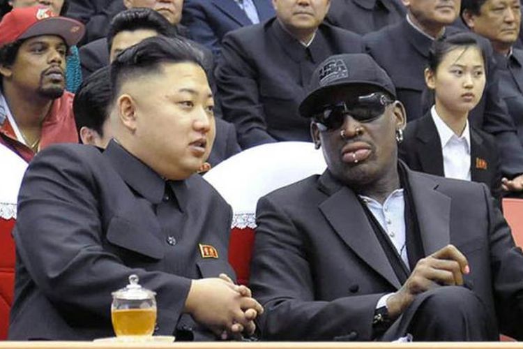 Dennis Rodman bersama dengan Pemimpin Korea Utara Kim Jong-Un. 