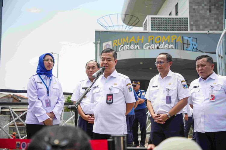 Penjabat (Pj.) Gubernur DKI Jakarta Teguh Setyabudi mengunjungi Rumah Pompa Green Garden, di Kedoya Utara, Jakarta Barat, pada Rabu (6/11/2024).
 