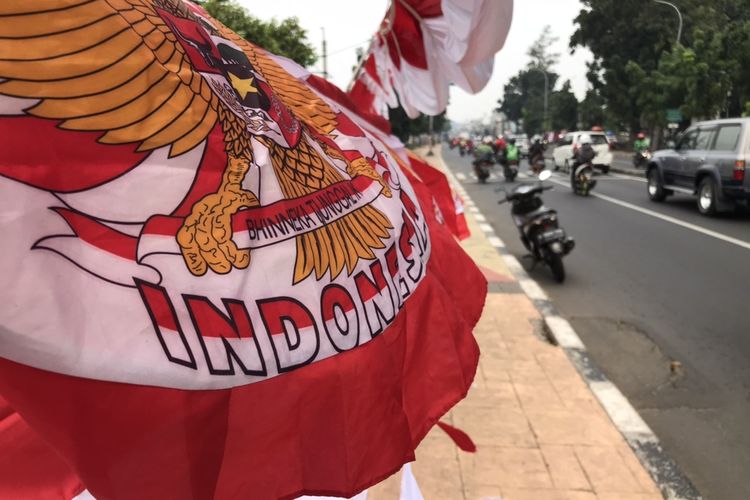 Sejumlah pedagang bendera merah putih mulai terlihat berjualan di sekitar Jalan Pasar Minggu Raya, Pasar Minggu, Jakarta, Selasa (4/8/2020) jelang Hari Kemerdekaan Indonesia.