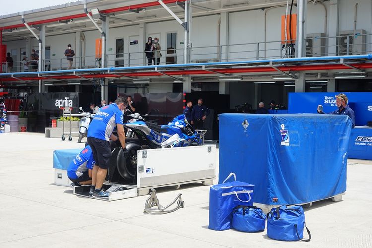 Ofisial Suzuki Ecstar sedang memasukkan motor GSX-RR milik Alex Rins ke dalam box pada pertengahan hari ketiga tes pramusim MotoGP di Sirkuit Mandalika, Minggu (13/2/2022).