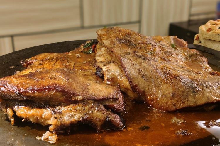 Homemade Beef Barbeque, a dish that must be tried when breaking the fast at the Aston Priority Simatupang Hotel, South Jakarta, Thursday (2/27/2025). 