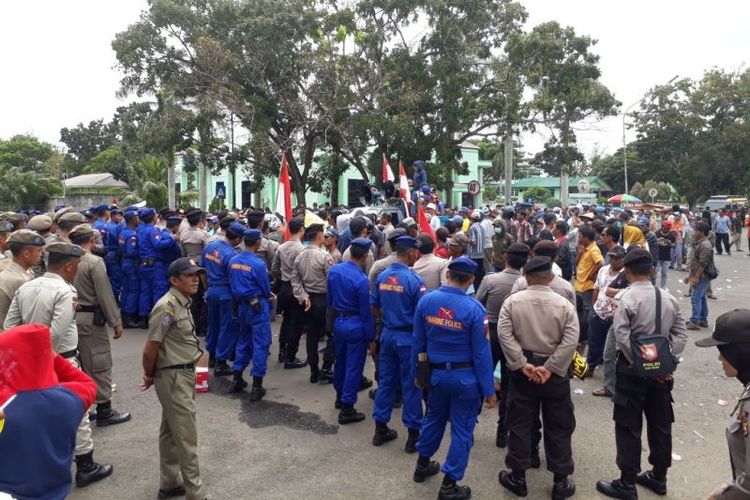 Unjuk rasa nelayan trawl di Bengkulu dijaga ketat aparat kepolisian.