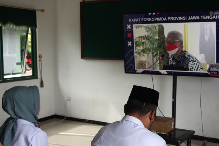 Bupati dan Wakil Bupati Brebes, Idza Priyanti dan Narjo saat mengikuti Rakor bersama Gubernur Jawa Tengah, Rabu (27/4/2022) (Dok. Humas Pemkab. Brebes)