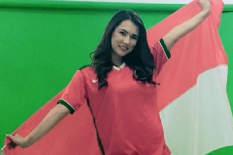 Maria Ozawa dengan kostum timnas Indonesia difoto untuk promosi Piala Dunia, Kamis (25/1/2018).