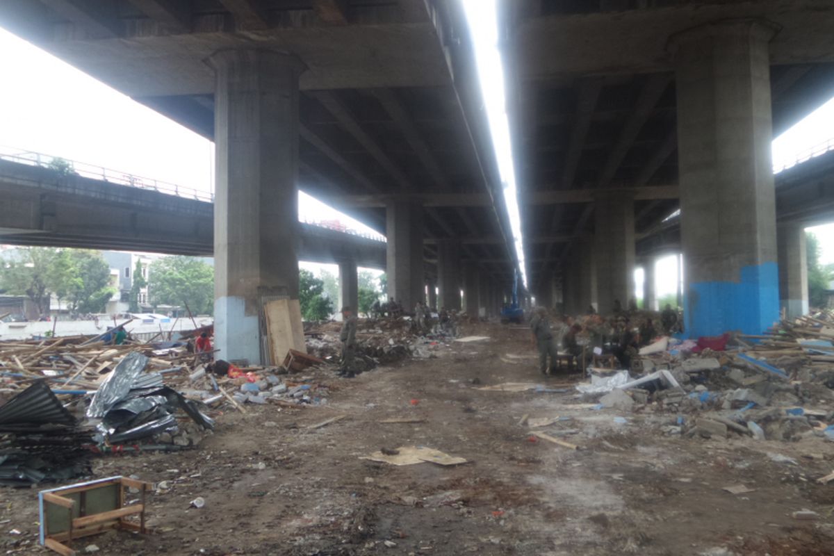 Kondisi kolong tol dekat RPTRA Kalijodo usai banguna semi-permanen dibongkar oleh petugas gabungan dari kepolisian, TNI, dan Satpol PP DKI Jakarta, Rabu (14/6/2017)