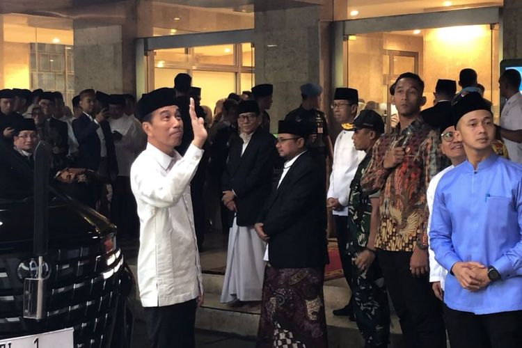 Presiden Joko Widodo menyapa sejumlah warga di Masjid Istiqlal, Jakarta, usai melaksanakan shalat Idul Fitri, Rabu (10/4/2024).