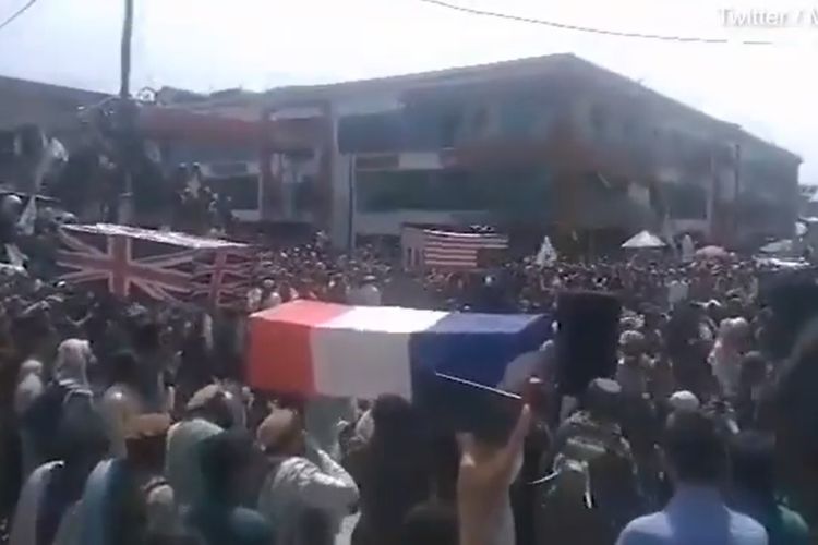 Tangkapan layar video yang merekam massa pendukung Taliban mengarak peti mati yang dibungkus bendera AS dan sekutunya di Afghanistan.