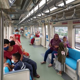 Suasana gerbong kereta LRT Jabodebek rute Stasiun Dukuh Atas-Stasiun Jati Mulya pada Minggu (27/8/2023).