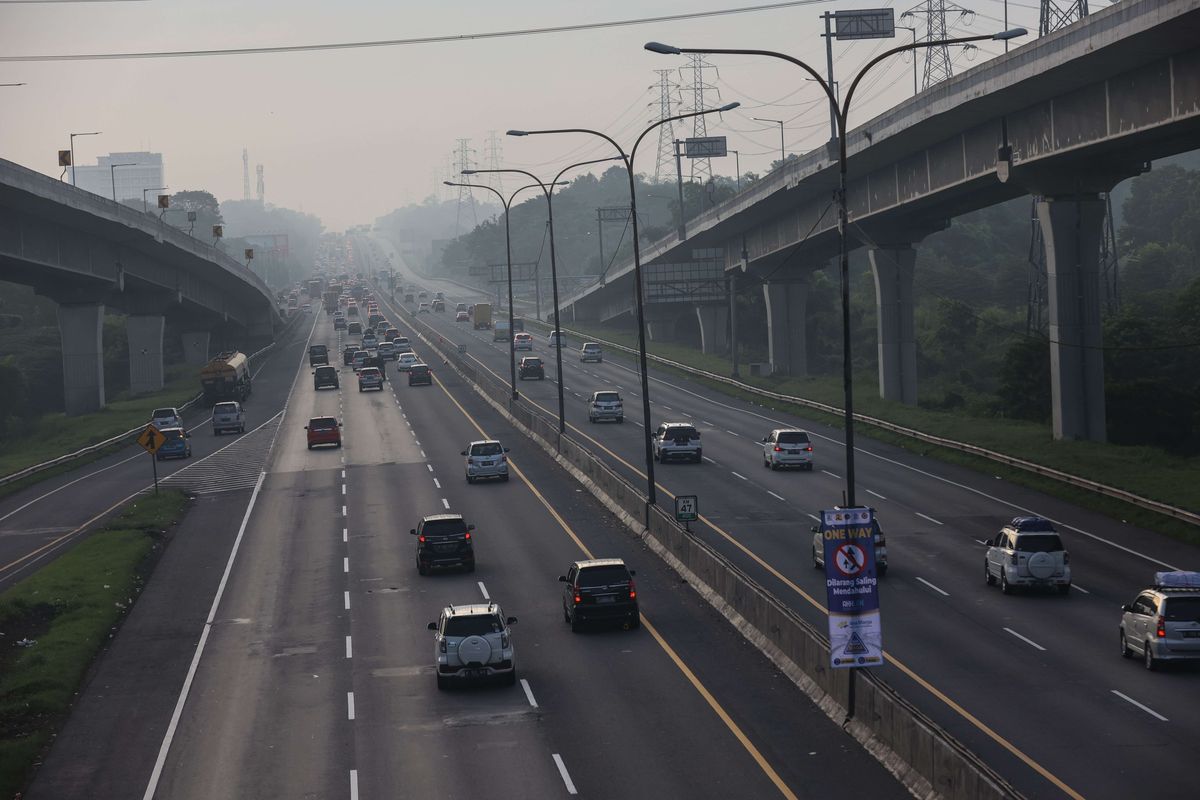 Ilustrasi jalan tol Jakarta-Cikampek. Pemerintah anggarkan Rp 392 triliun untuk bangun 489 Km Jalan hingga 6 bandara baru pada 2023.
